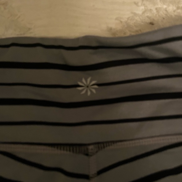 2 pairs of athletica leggings for sale. - Picture 7 of 7